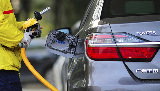 国内成品油价春节前迎来今年首次下调