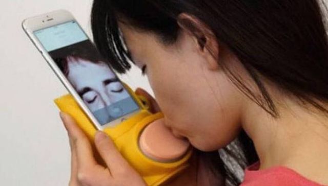 异地恋神器来了，通过手机就可以亲密接触