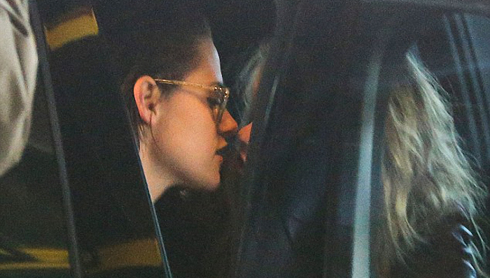 克里斯汀·斯图尔特与女友同行米兰 甜蜜亲吻羡煞旁人