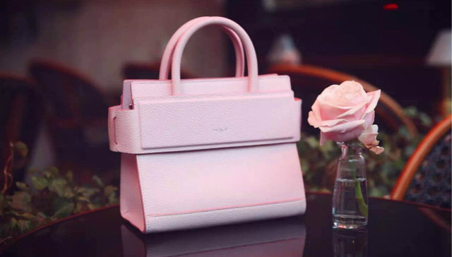 包先生和纪梵希的合作款手袋12分钟抢光 时尚博主的商业价值将怎么被开发？