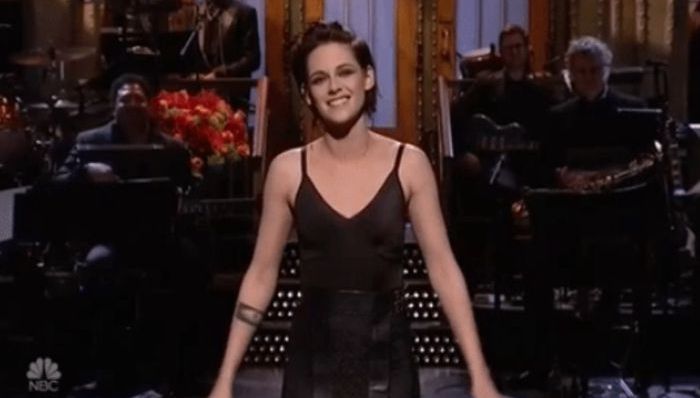 暮光女主持snl重提旧事 原来特朗普连发11推骂自己