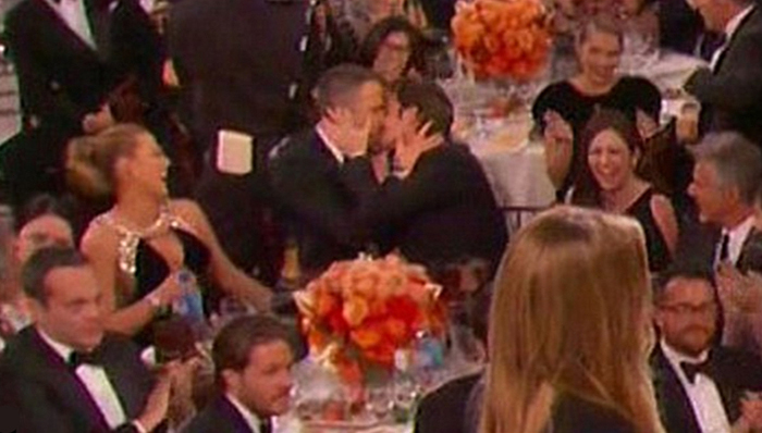 “死侍”谈金球奖基情热吻：安德鲁的吻很适合约会 但我老婆吻技更好