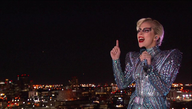 Lady Gaga在超级碗中场演出中从天而降！她其实是这样做到的