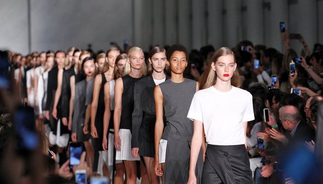 美国设计师协会究竟是怎么从纽约时装周里赚钱的？