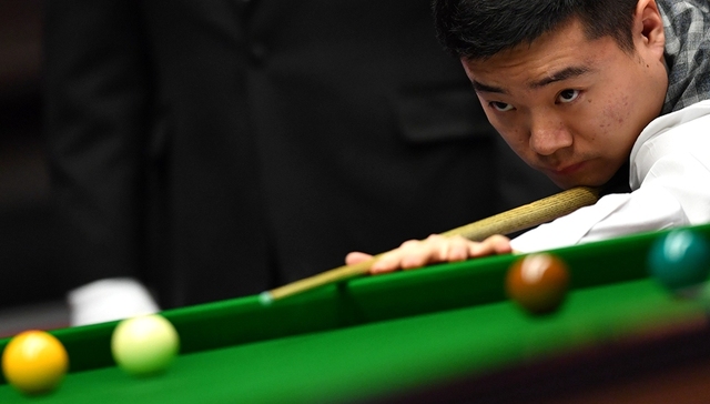 斯诺克大奖赛丁俊晖一日双赛止步次轮 16岁小将颜丙涛不敌火箭虽败犹荣