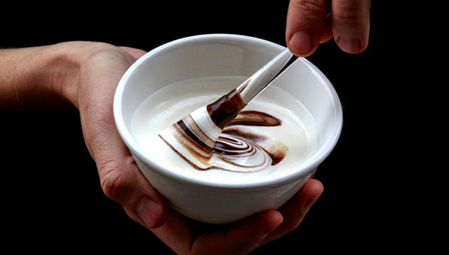 一名研究“勺子”的博士设计了款新餐具，据说能让食物更好味