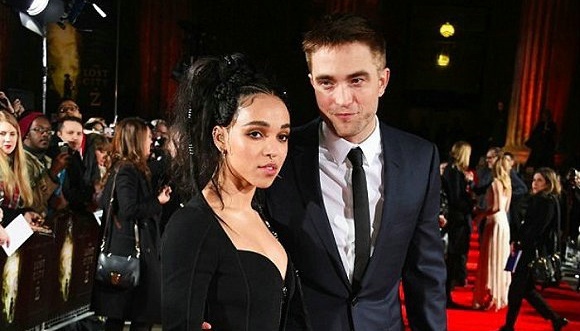 恩爱！暮光男主与未婚妻FKA twigs共同出席《迷失Z城》首映