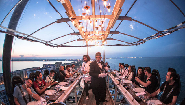 会玩！在天空吃饭是一种什么感受？