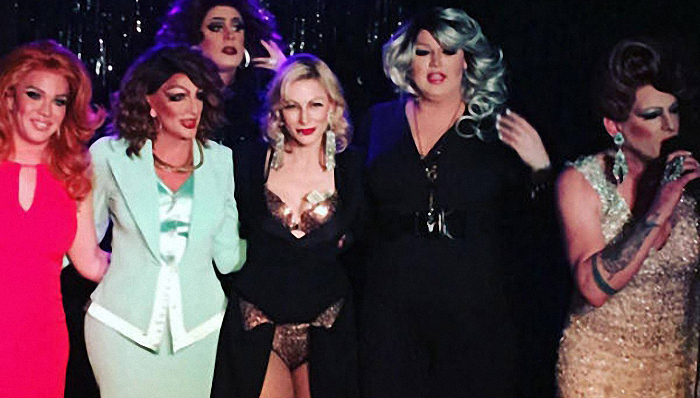 凯特·布兰切特参加同志夜店变装秀 大魔王表演也要收小费