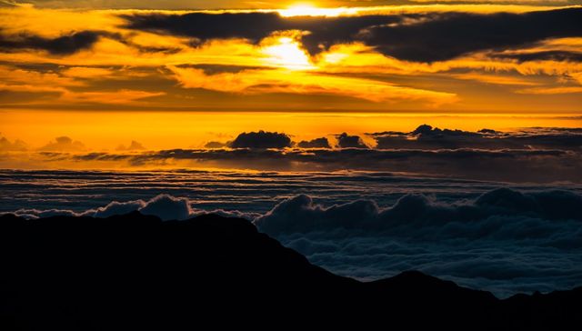夏威夷哈雷阿卡拉火山口，这大概是唯一一个看日出需要预约的地方