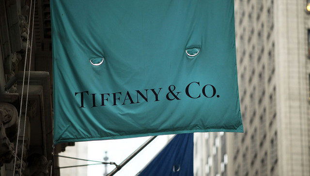 拐角处的蒂芙尼和它摇晃中的美国梦