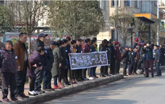 王新法,薛家村,留守儿童,名誉村长,王村长,缅怀,王新发,长按,回家,生态养殖