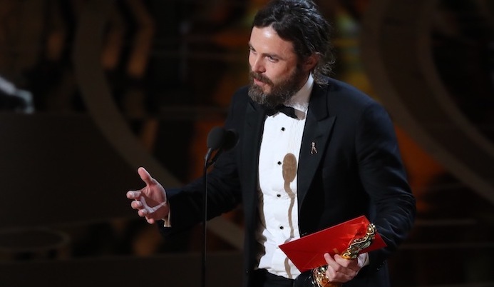 贡献年度最“丧”表演 卡西·阿弗莱克拿下奥斯卡最佳男主角