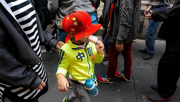 海外导游带团买奢侈品，每个月挣到17万