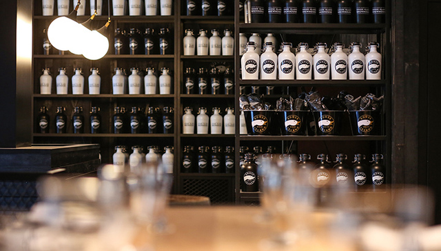 探店|百威英博旗下最有名的精酿啤酒鹅岛把酒吧开进了老上海石库门