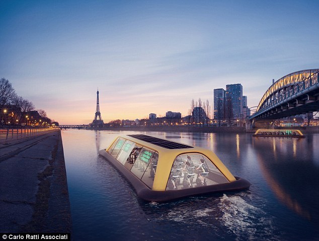 你站在桥上看风景，看风景的人在塞纳河上蹬椭圆仪汗流浃背地看着你