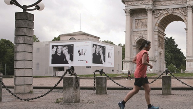 为了让外国人接受这个中国品牌 华为的广告越来越洋气了