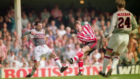 史上最糟糕输球理由：21年前，曼联曾在半场更换球衣