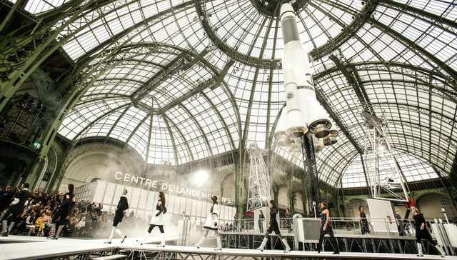 【巴黎时装周】Chanel的脑洞是...造了一架能发射的时尚火箭