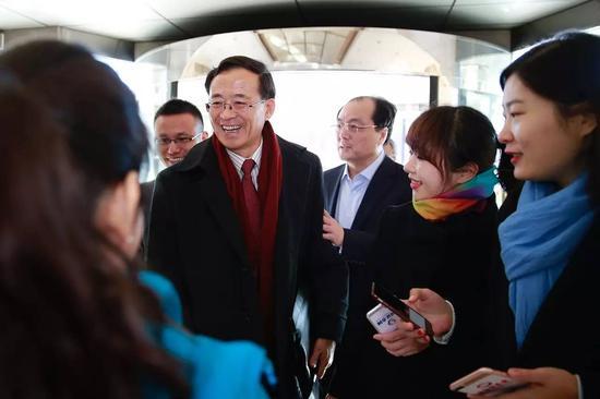 刘士余在重庆团说了啥：红领带红围巾 还有更多潜台词