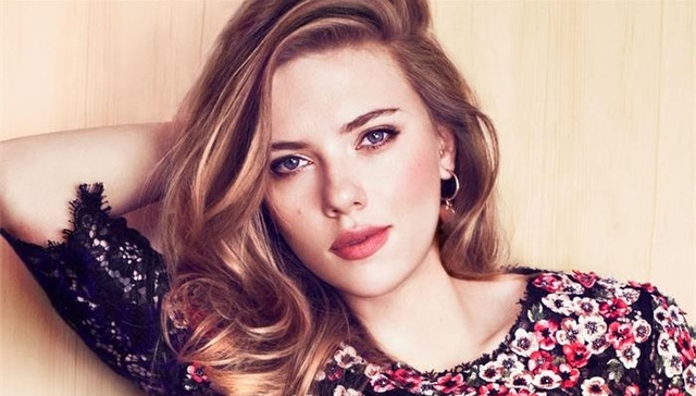 夜观星象| “黑寡妇”斯嘉丽再度离婚 “暮光女”克里斯汀发型变板寸