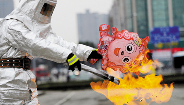 地方新闻精选|男子路边抽烟头顶突现氢气球遭炸伤 气球飘自邻省