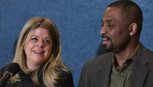 华盛顿酒吧老板状告总统：生意都被新开业的特朗普酒店抢了