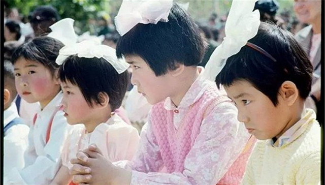 1970年,广东图书馆,中国当代艺术,彩色影像,摆拍,五大哨口,抓拍,红宝书,大海航行靠舵手,五一