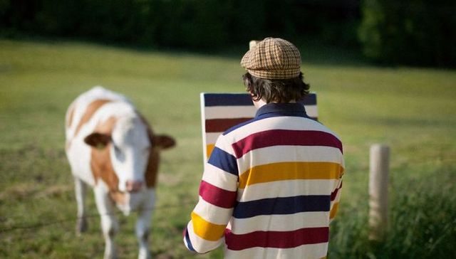 这个文青了不起，去景区写生却只画自己的衣服