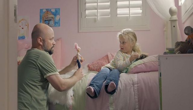 为什么芭比让爸爸和女儿一起玩娃娃？