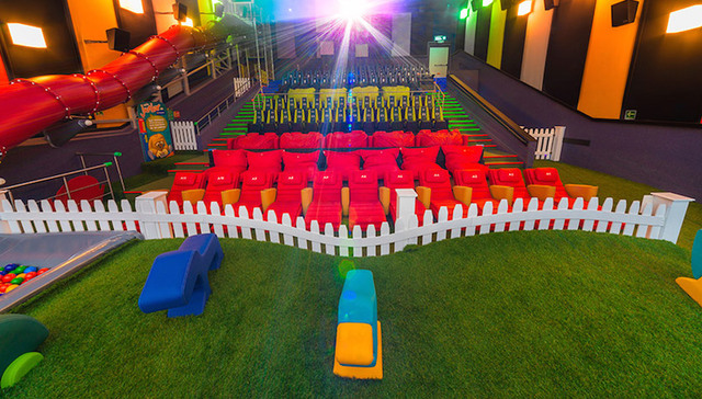 孩子边玩滑梯边看电影 对家长到底是解放还是负担？