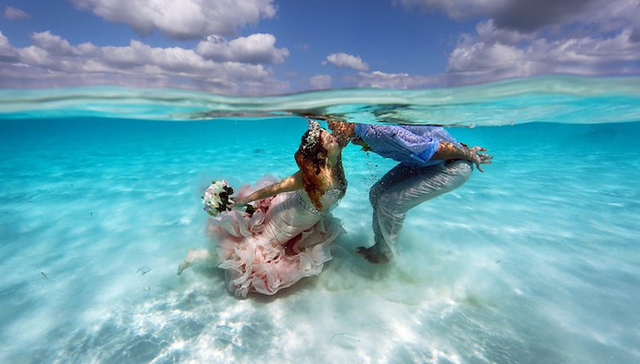 美！他们在加勒比海中央办了一场婚礼