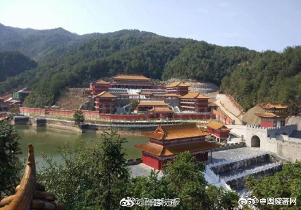 上课改上朝？大学花费10亿打造“皇宫”校区引热议