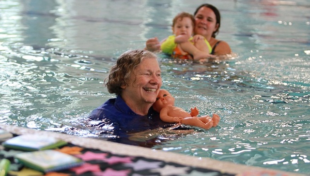 【特写】60年教了5000名游泳学生 这位美国老太太还不打算停下来