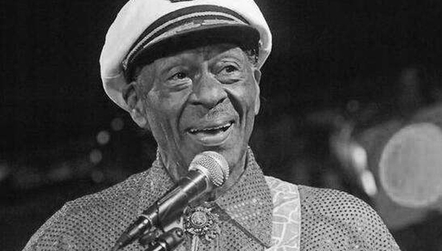 查克·贝里去世 为什么说他是“摇滚乐之父”？