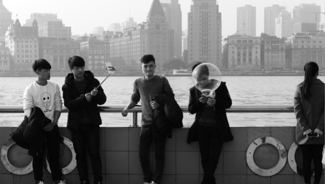 2016年的最后一天 他拍摄了20个小时的上海