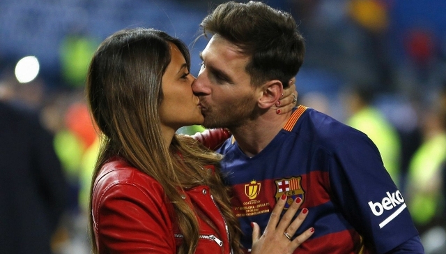 【体育明星日常】“后宫内讧”梅西婚礼未邀皮克 费德勒领衔单反乐队献唱