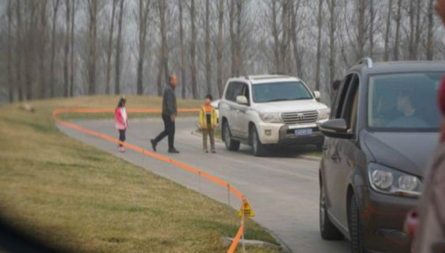 【封面新闻】北京再现游客下车游猛兽区 专家：立法禁止自驾游