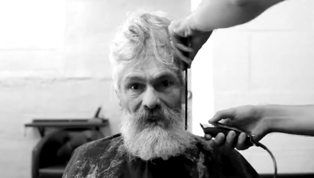 流浪汉大变身，帅哭了！