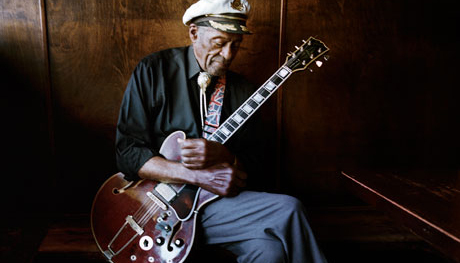 摇滚巨星查克·贝里逝世，他的自传和音乐一样诚实动人