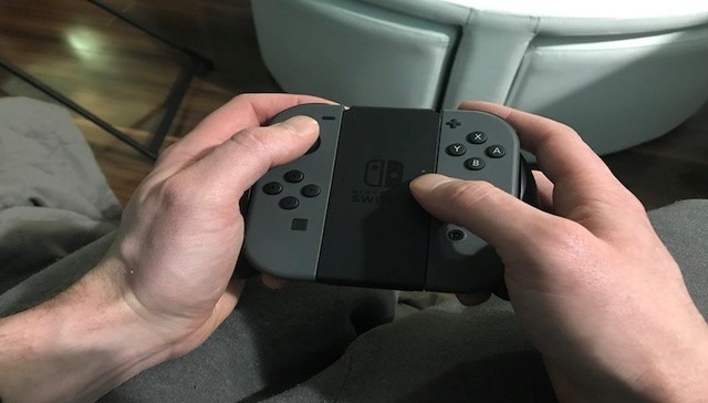任天堂Switch手柄连接问题有救了  解决方法是一块泡沫塑料