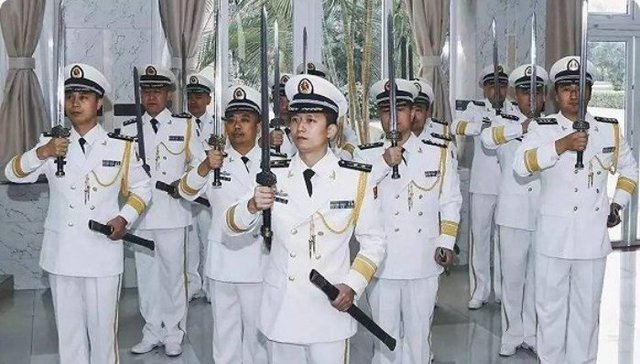一部全球海军佩剑史：从中国军官配发汉剑说起