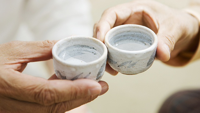 白酒业,高性价比,消费升级,贵州茅台,白酒行业,东吴证券,三板斧,黄金十年,量价背离,产量增速