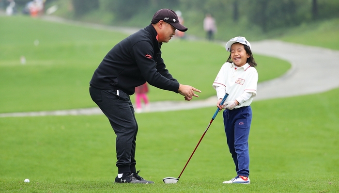【体育明星日常】下一代“大满贯”在路上 刘国梁忙里偷闲陪女儿参赛
