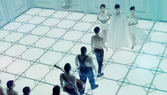 百名裸体男子虔诚集会 你猜这是在卖什么？