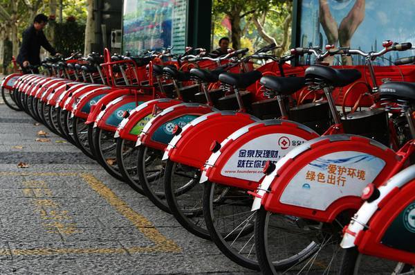 眼看商业共享单车打得热闹 杭州最早的城市公共自行车也坐不住了