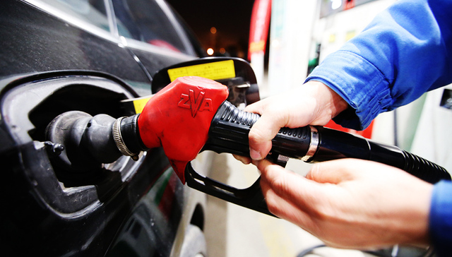 国内成品油价格迎年内最大跌幅 加满一箱油可节约9元