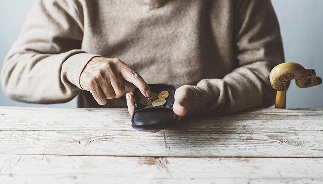 人社部官员：严格控制提前退休 防止养老基金跑冒滴漏