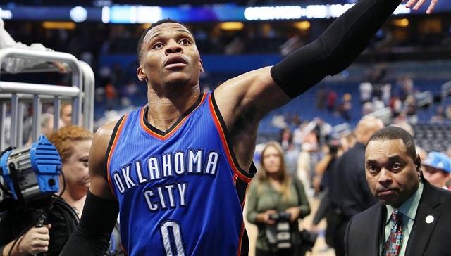 “水花兄弟”52分逆转马刺获9连胜 威少57分三双再创纪录