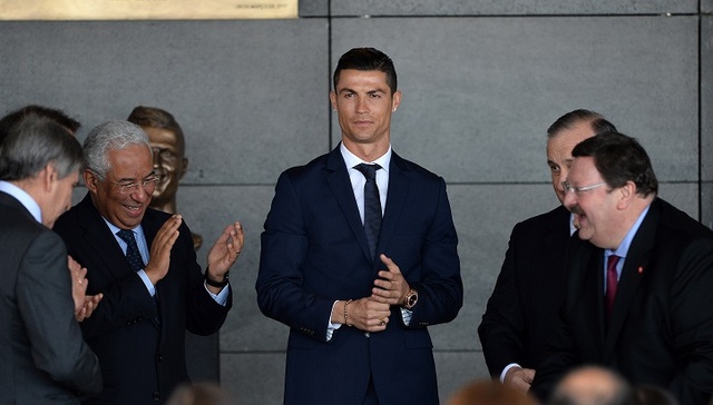 【体育明星日常】C罗雕像揭幕“辣眼睛” 梅西自言自语也惹祸